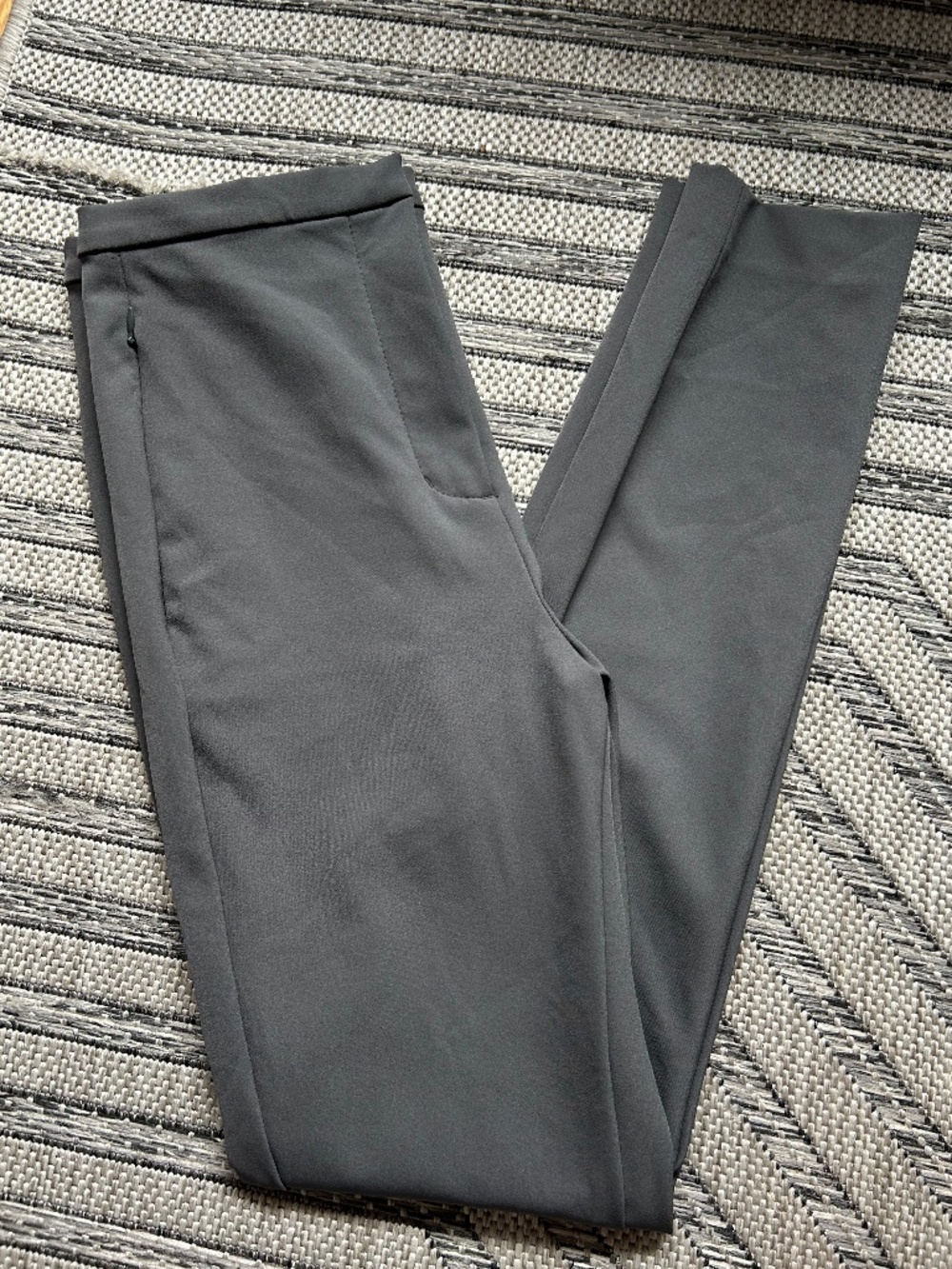 Aritzia Wilfred Grey Tailored Trousers Slim Fit Zip Pockets Sz 6